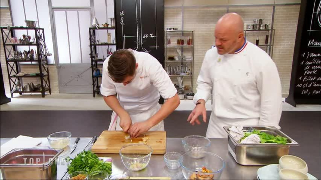 Pierre confond la bouteille d'huile avec celle de vin !