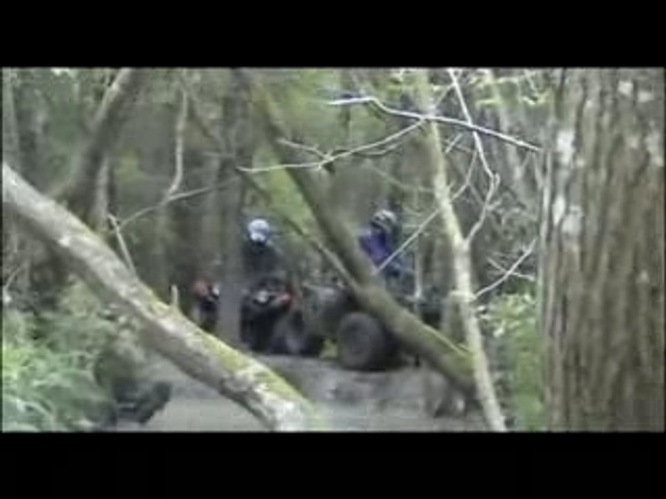 quad dans grande marre d'eau