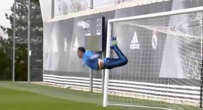 Keylor Navas imitates Rene Higuita scorpion kick