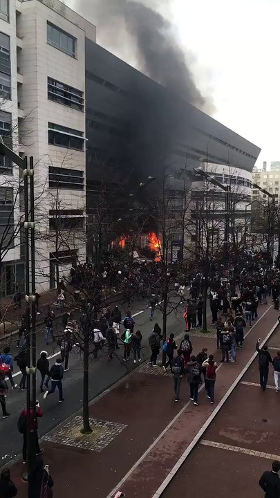 Manifestation contre la loi Travail: Incidents et incendie devant un lycée de Levallois-Perret en région parisienne