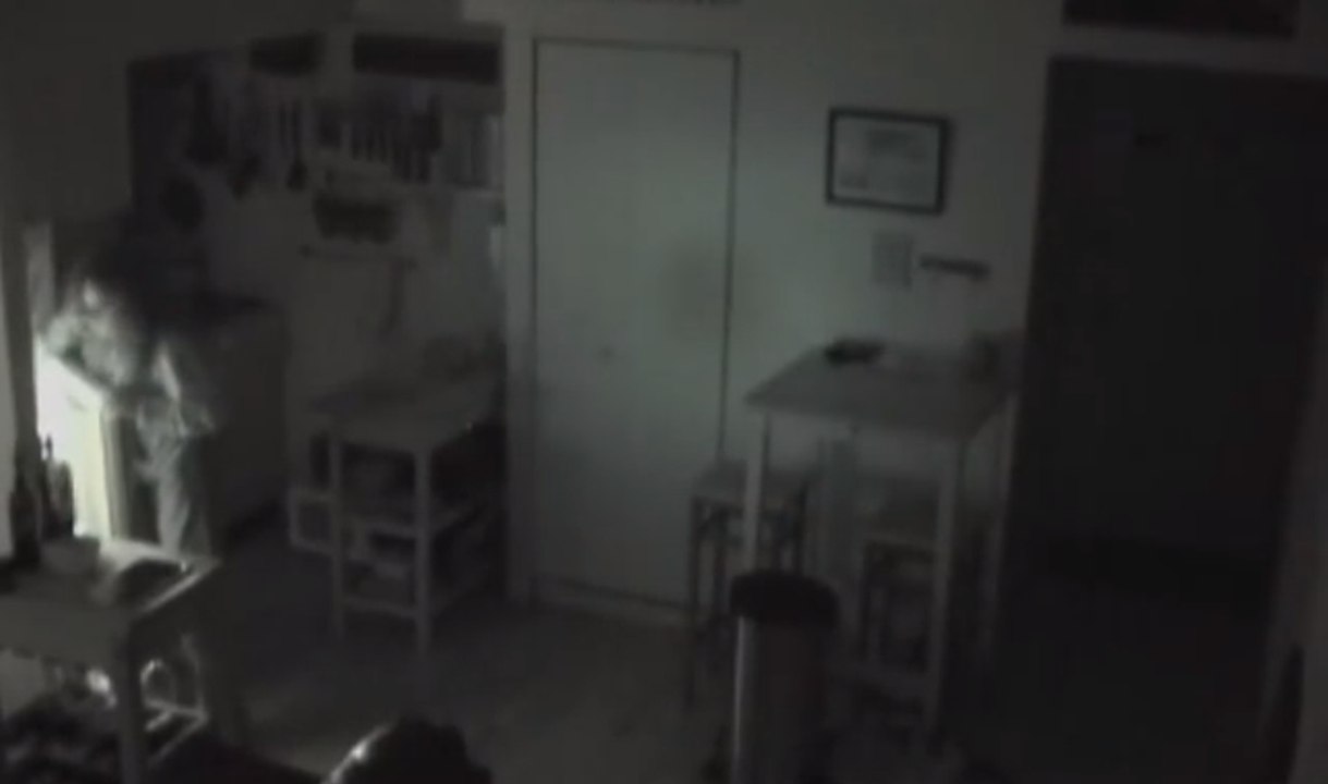 Lassé d'entendre des bruits étranges la nuit, il installe une caméra et ce qu'il découvre est terrifiant...