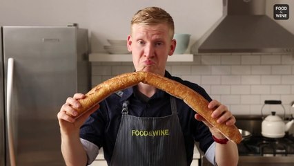 Il passe sa baguette sous l'eau et la raison est absolument brillante!