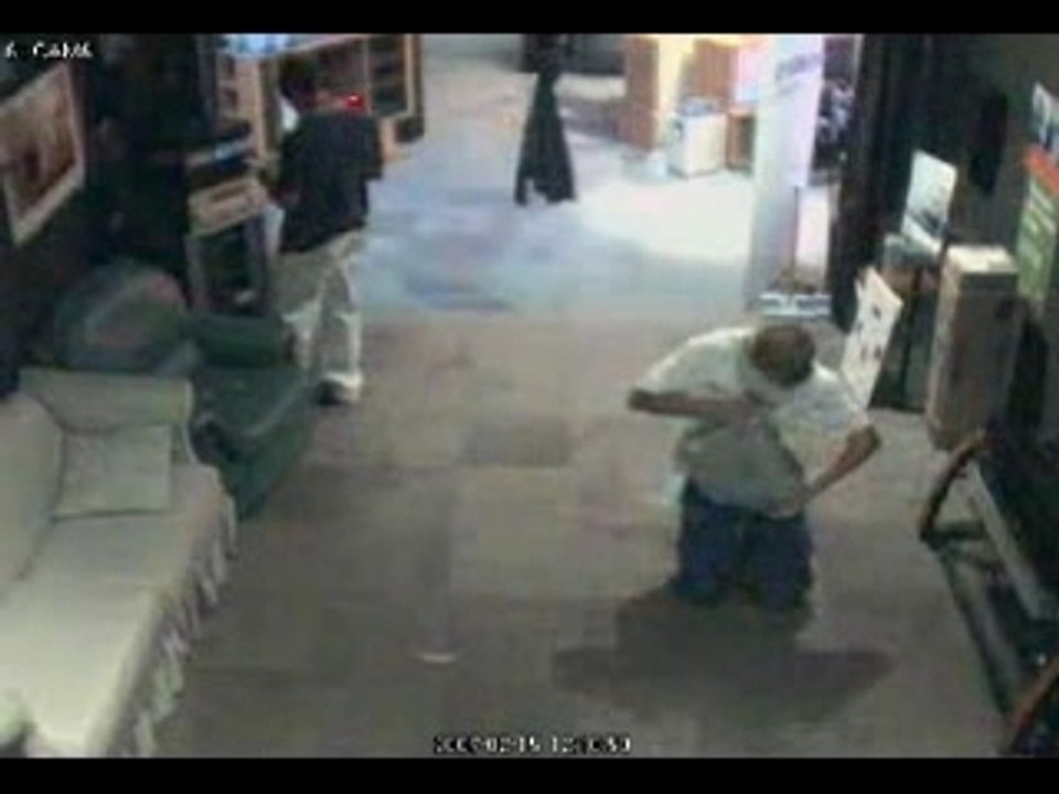 Voleur-video-projecteur idiot abruti