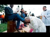 Pope Francis washes feet of refugees