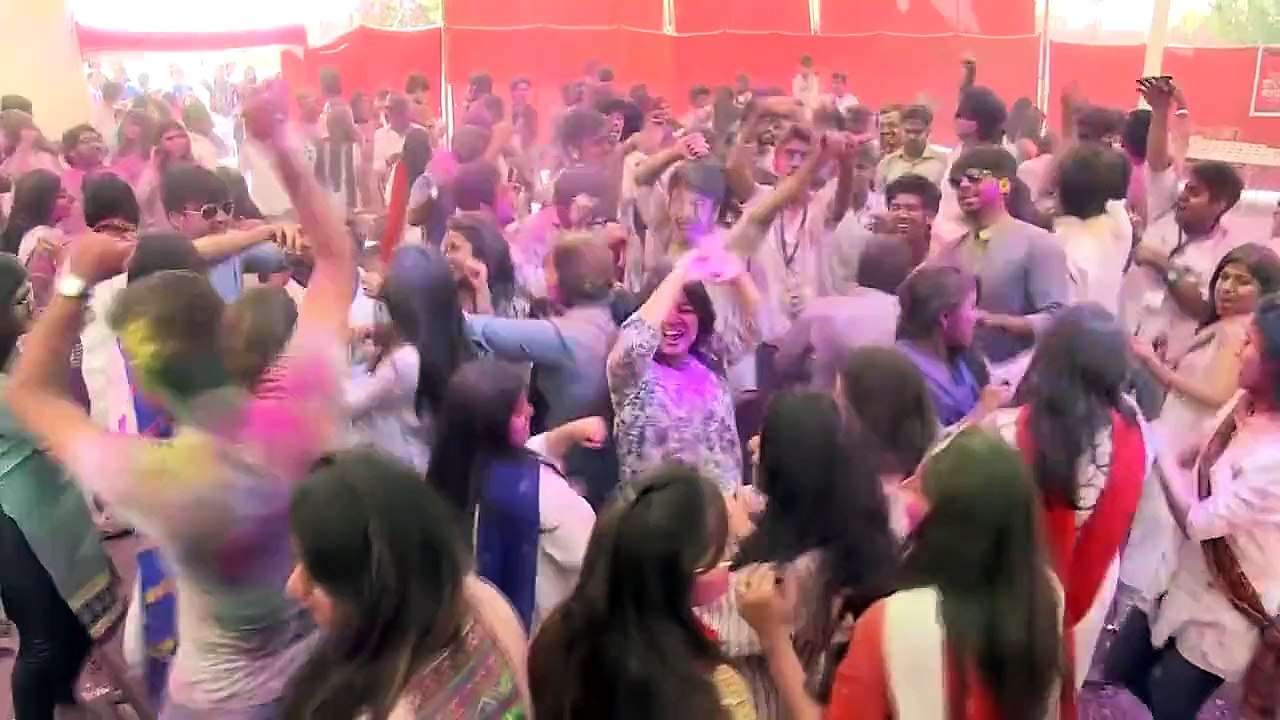End of Two Nation Theory: Watch How Girls & Boys Celebrating Holi in Karachi University
