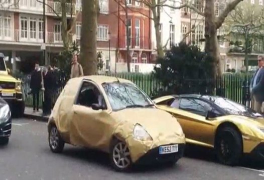 Ce gars a beaucoup d'humour en maquillant sa Ford Ka au milieu de ces voitures de luxe