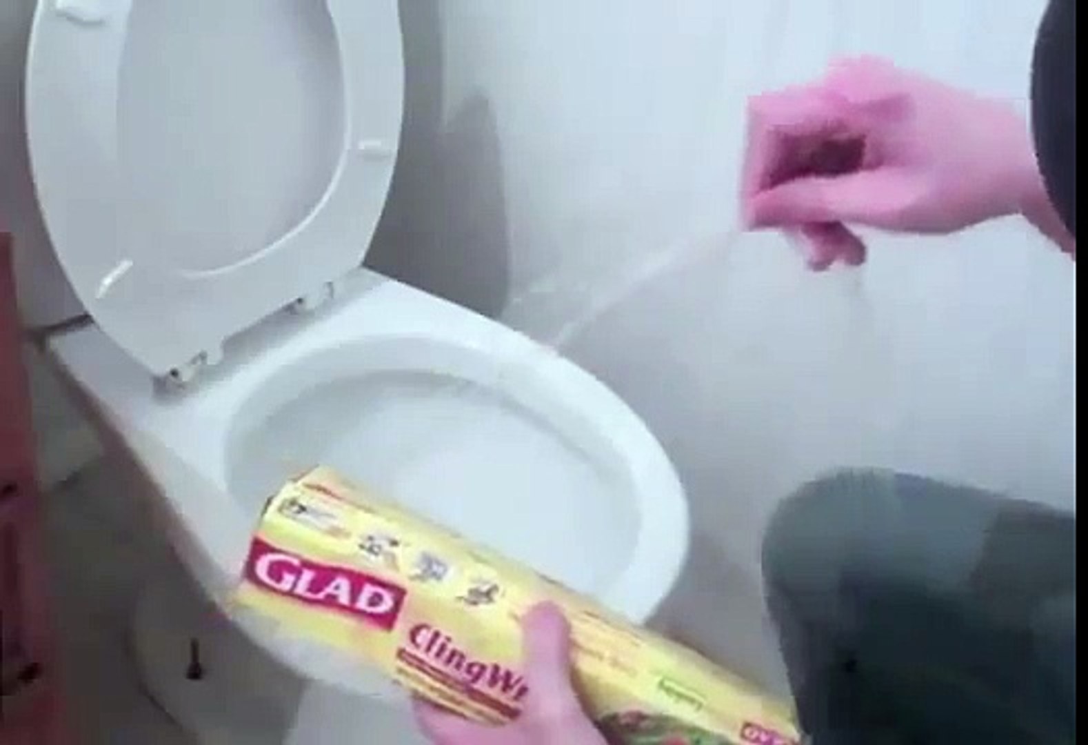 Blague du cellophane sur les toilettes - Vidéo Dailymotion