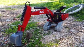 Q&K RC Red Excavator doing excavation