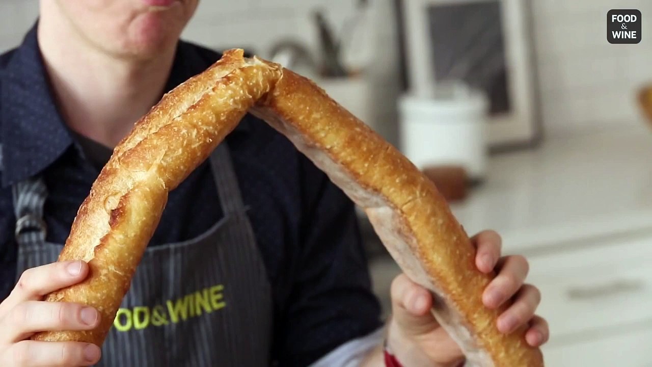 Il passe sa baguette sous leau et la raison est absolument brillante