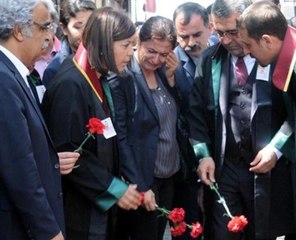 Türkan Elçi ilk kez eşinin vurulduğu yerde... Karanfilleri bırakamadı