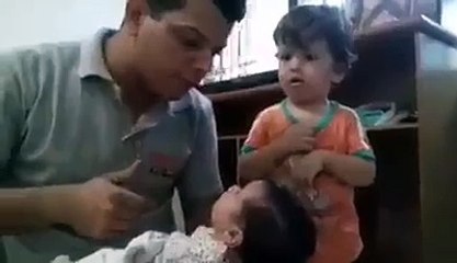 Olha a reação do garotinho, será que ele deve-