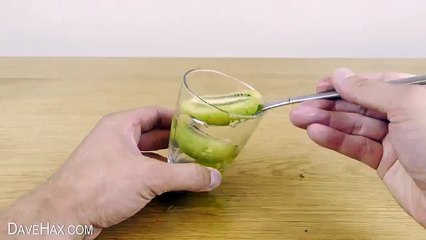 Éplucher un kiwi en 3 secondes !