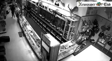 10 Hooded Thieves steal 50 Weapons From Texas Store