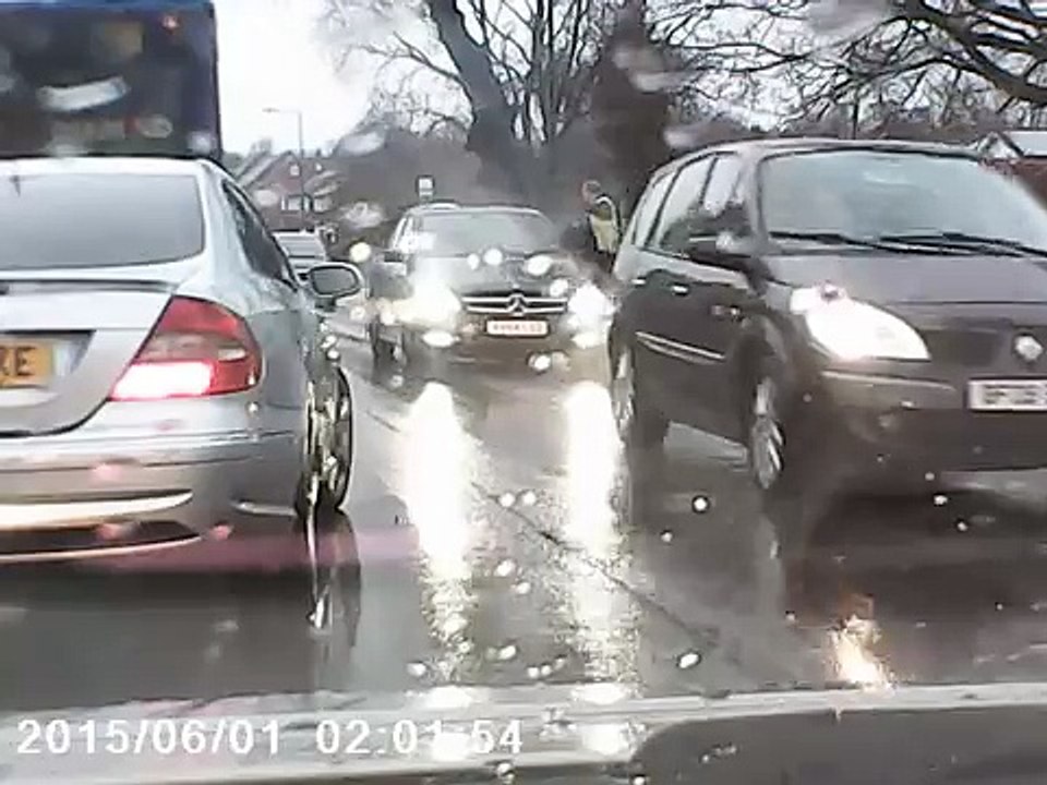 La réaction d'un automobiliste bloqué par un bus en panne (Angleterre)
