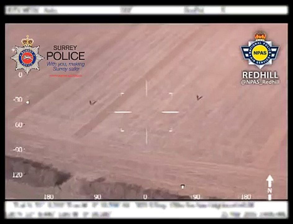 Des enfants aident un hélicoptère de police