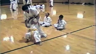 Un enfant sauve une fillette pendant un cours d'arts martiaux