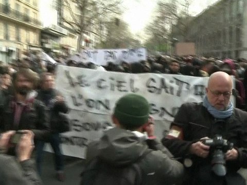 Loi travail: moins de lycées bloqués mais jeunes et étudiants toujours dans la rue