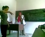 تلميذة تسرب فيديو للاستاذة وهي ترقص أثناء الدرس