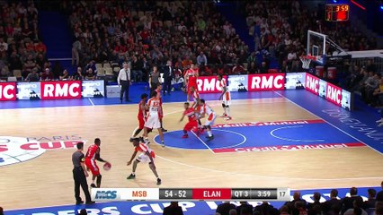 Le gros poster de Devin Booker sur Mickaël Gelabale lors de la Leaders Cup