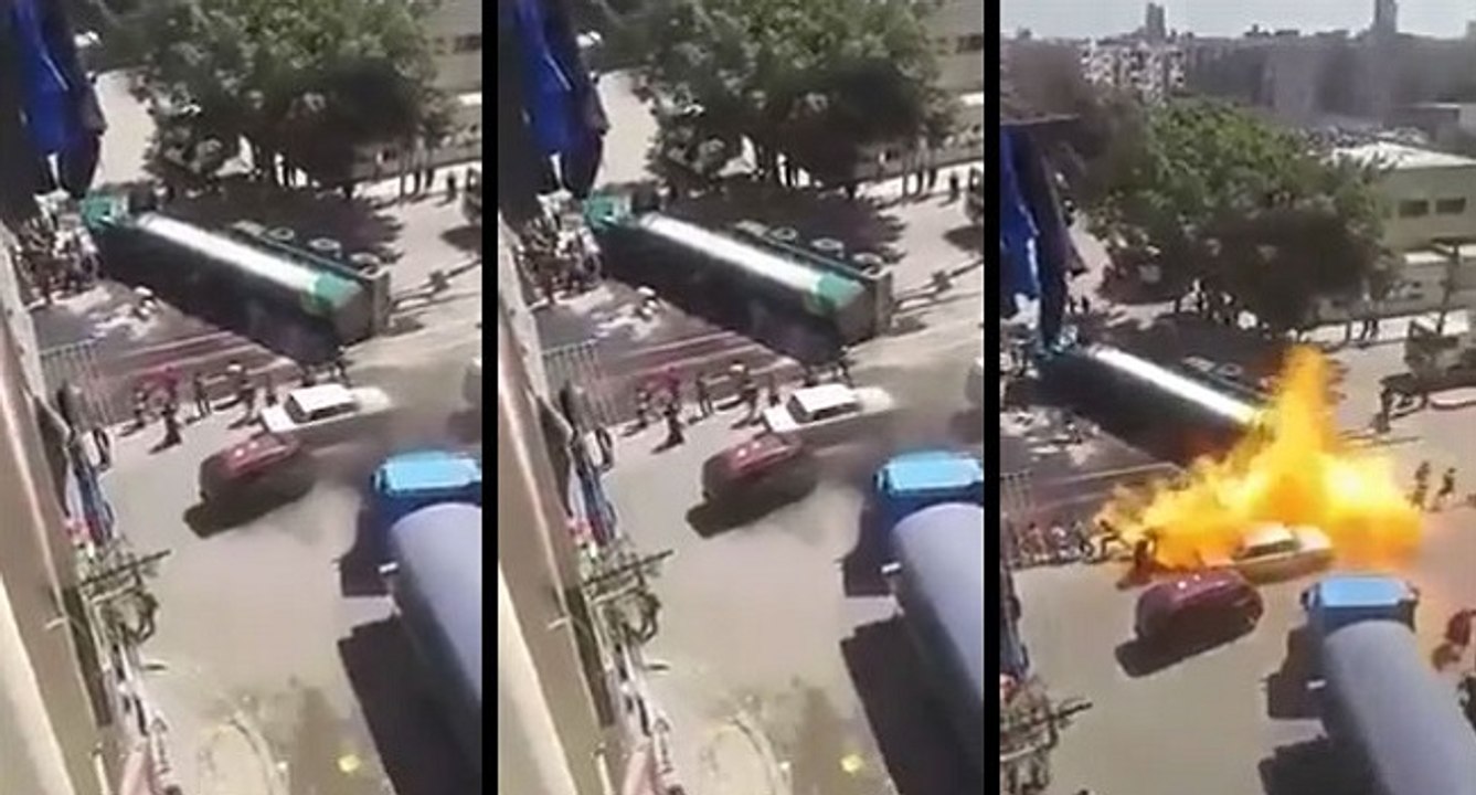 Des passants s’approchent trop près d’un camion-citerne après un accident