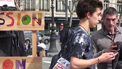 L'explication du "carré rouge" qu'ils portent tous à la boutonnière