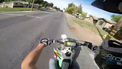 Tải video: Une voiture de police prend en chasse un motard en excès de vitesse - Course poursuite impressionnante