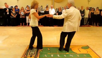 Il n'y a pas d'age pour danser comme des dieux.  Couple de personnes âgées avec un jeu de jambes incroyable