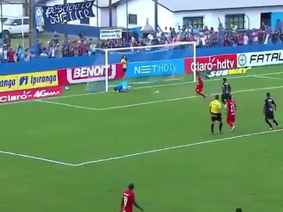 Le gardien de but le plus chanceux du monde fait un arret incroyable sur un penalty