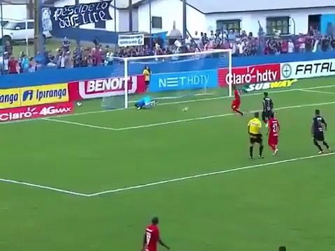 Le gardien de but le plus chanceux du monde fait un arret incroyable sur un penalty