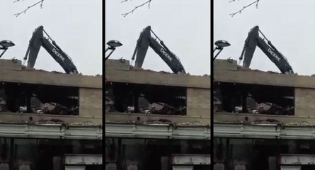 Chute d'un engin de démolition dans un parking à étages