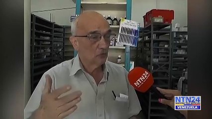 Dueño de una farmacia llora por encontrarse sin medicamentos que vender