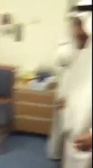 الملك سلمان يداعب طفلة صغيرة