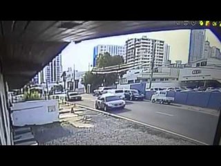 #WhatsAppCri Un hombre se salvó de a vaina de ser arrollado. Mira. Video: Juan García.