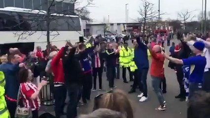 Adeptos do Southampton cantam para os fãs do Leicester "You're gonna win the league"