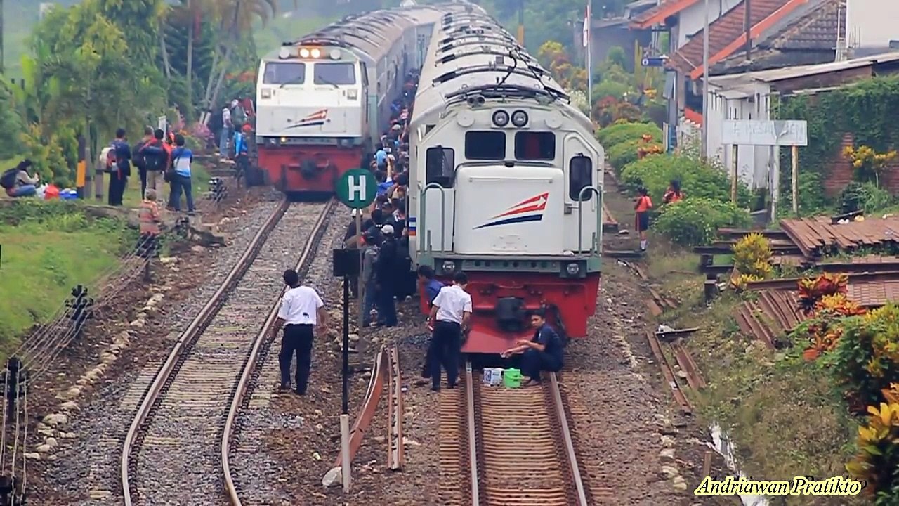KA Majapahit Menolong KA Matarmaja Yang Mogok