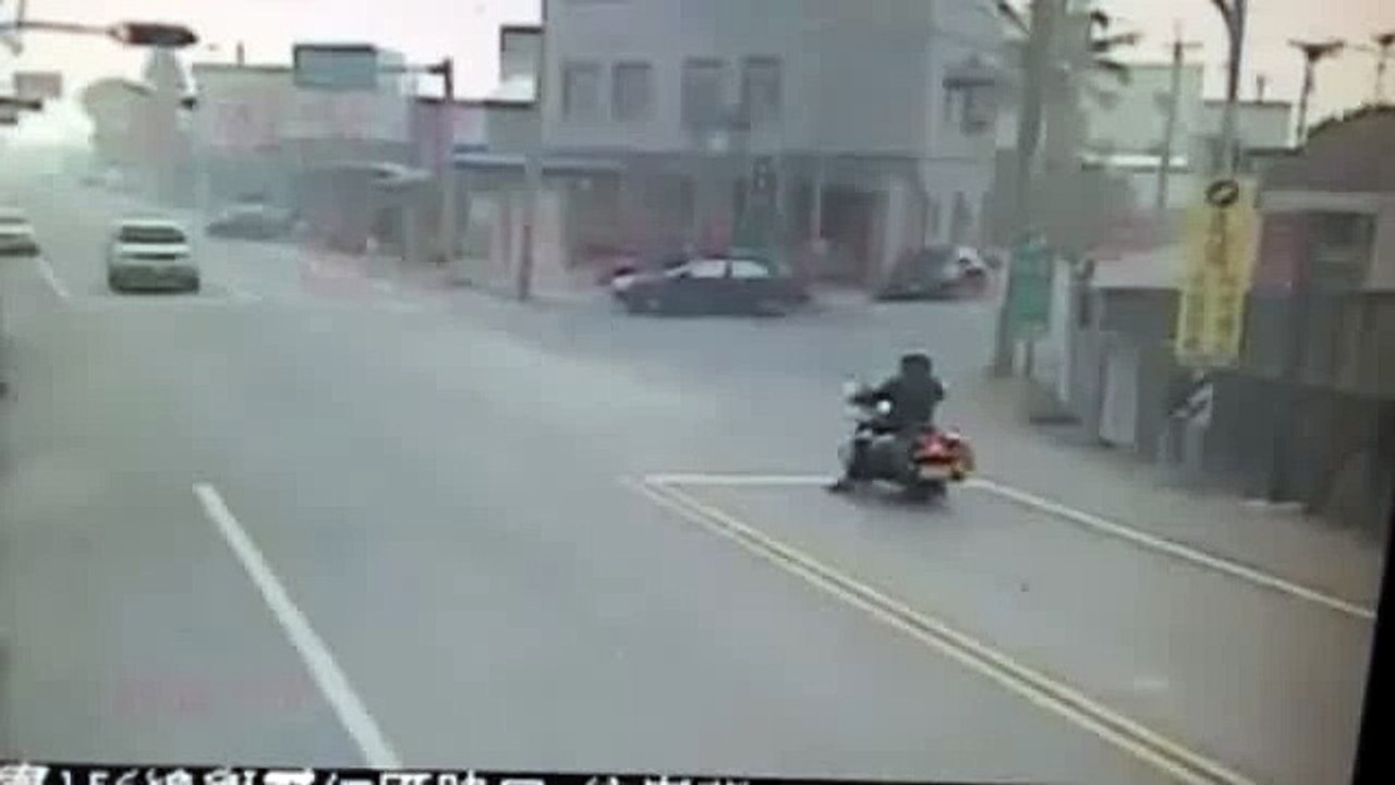 駕車恍神　破百時速追撞騎士1死3傷