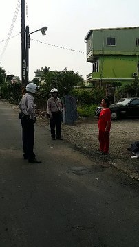 Un policier neutralise une femme munie d'un couteau