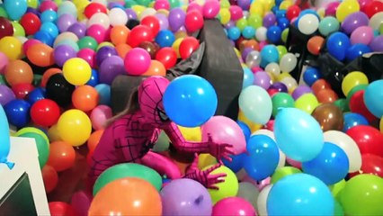 SPIDERMAN PLAYING WITH 5000 BALLOONS - Superheroe In Real Life