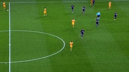 Fernando Torres get a red card for a foul on Busquets