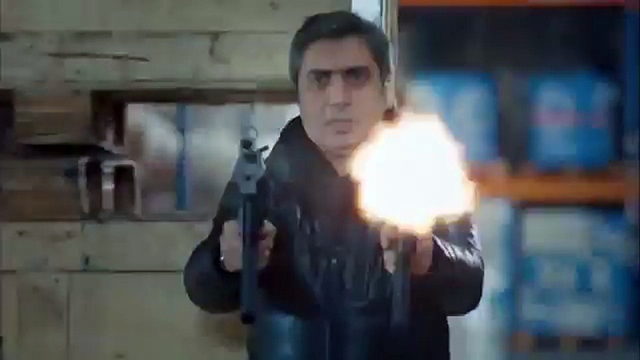 اجمل مشهد من وادي الذئاب ج10 مراد علمدار يهجم على مستودع الضل