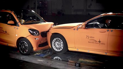 Mercedes S Serisi ve Yeni Smart'ın 50 km/s ile kafa kafaya çarpışma testi