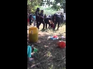 #WhatsAppCri  Desalojo en Chepo. Moradores reportan que Policía Nacional detiene a joven.