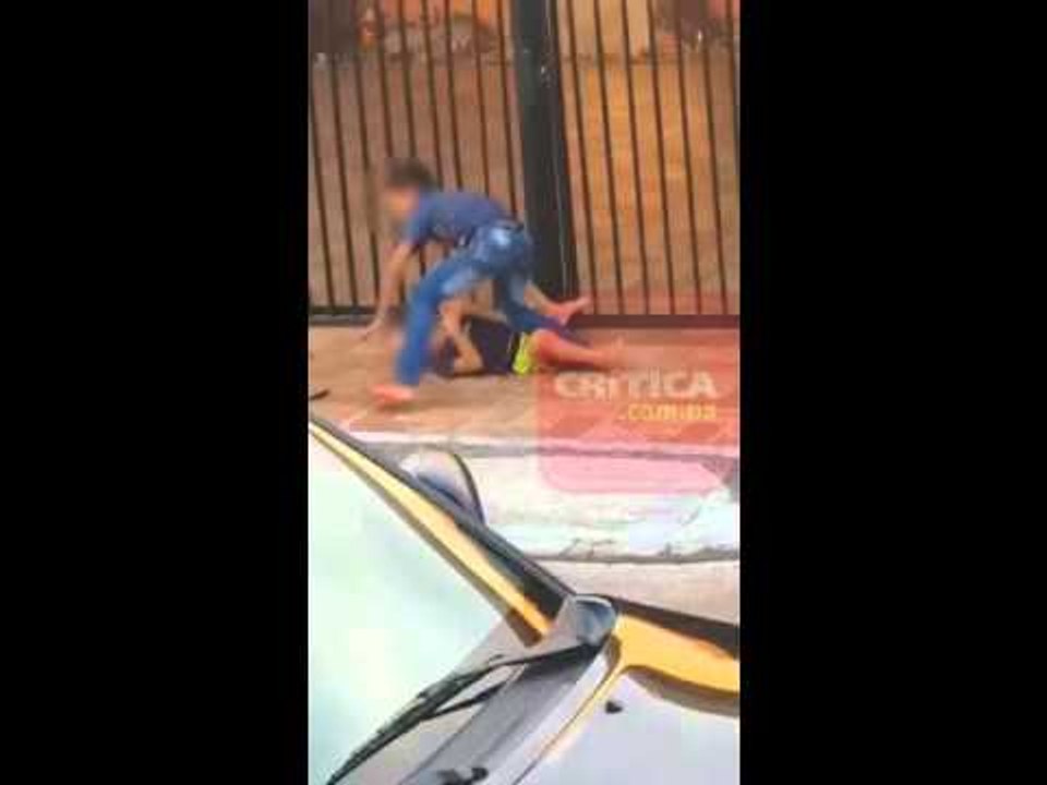 #WhatsAppCri Dos niños pelean, uno de ellos tiene un cuchillo. ¿Qué pasa en #Panamá?