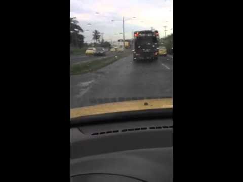 #WhatsAppCri Quejas por el manejo desordenado de conductores de los camiones recolectores de basura.