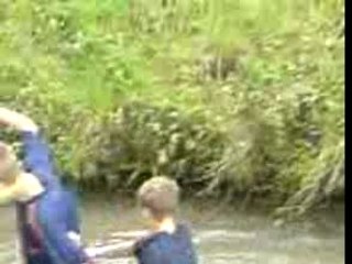 halit kevin lulzim nazif et sofiane dans la riviere