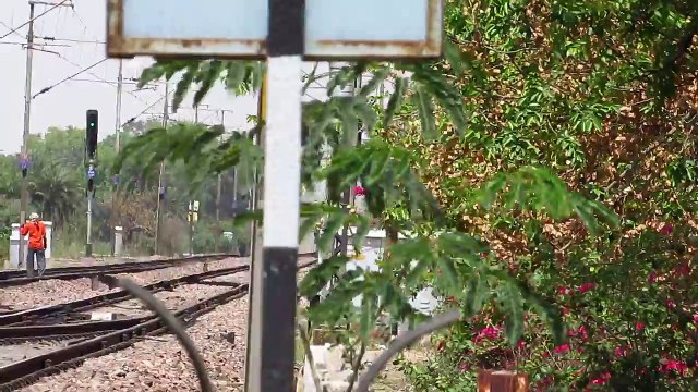 India's New Fastest Train..Great Gatimaan Express Gushes Through the LC at 160 km_hr..!!