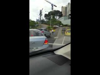 #WhatsAppCri Pelea entre taxista y conductor particular en Plaza Edison