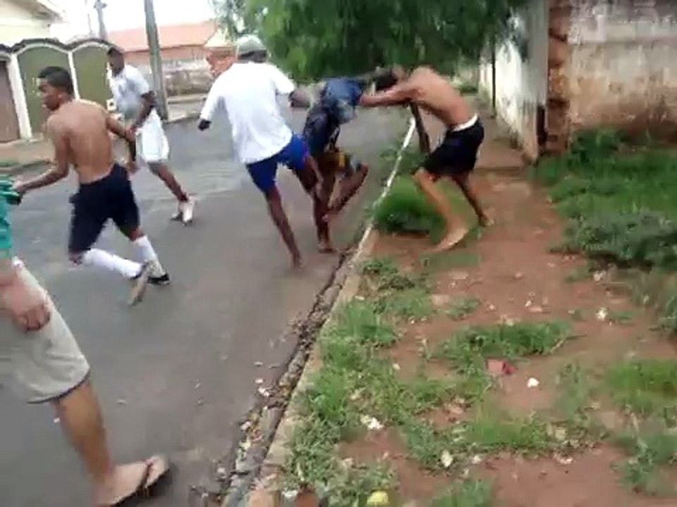 briga de rua em uberaba os  idiotas