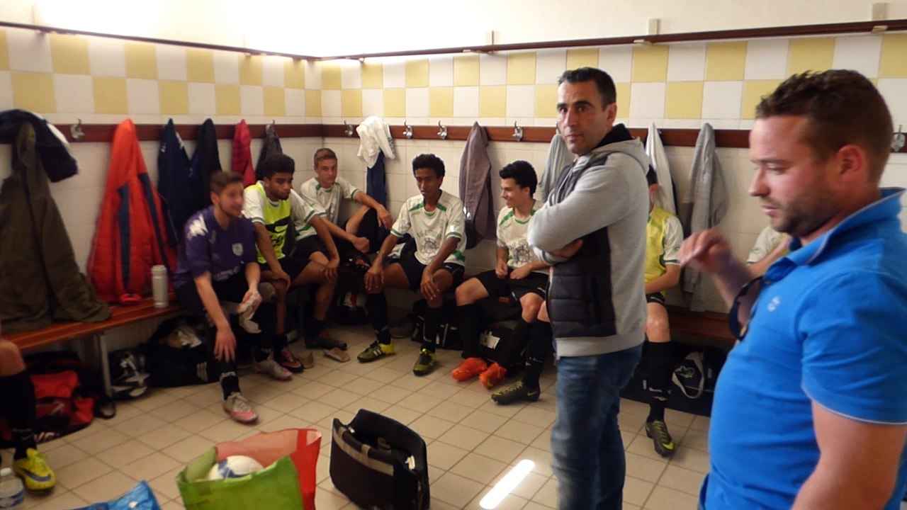 Dans le vestiaire à la mi-temps (U 18/Eysines)