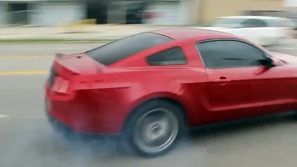 Attention, sortie de Mustang! Crash bien ridicule